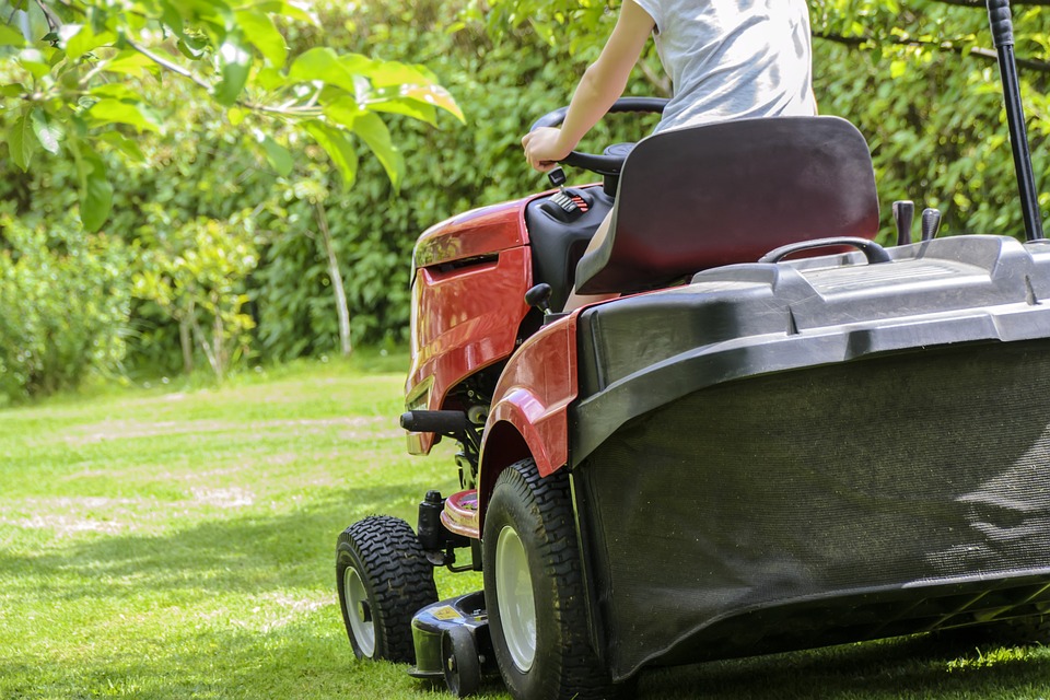 Unlock the Secrets to a Perfectly-Manicured Lawn: Expert Tips for Lawn Care
