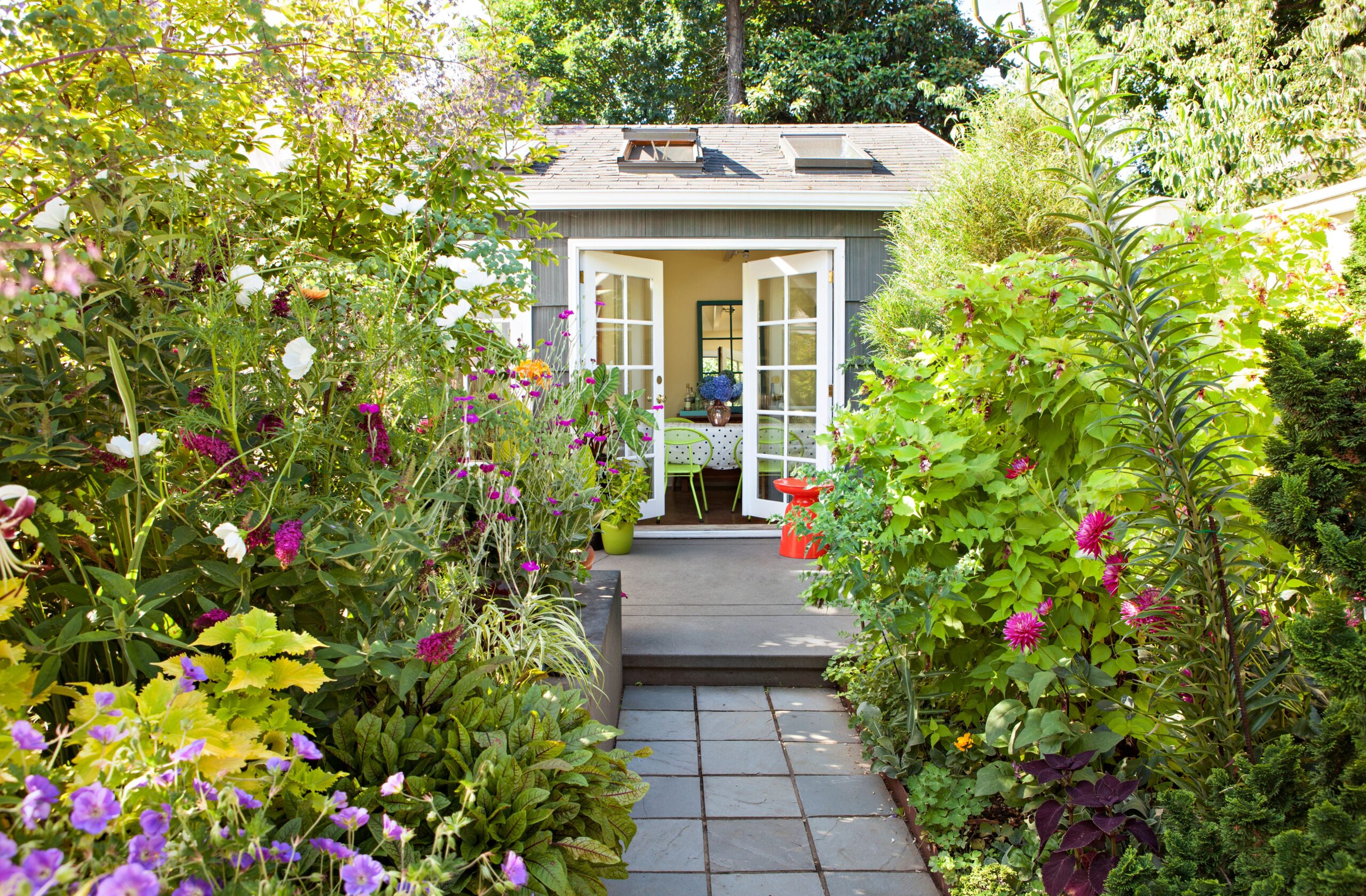 8 Mistakes That Make Your Small Garden Feel Even Smaller