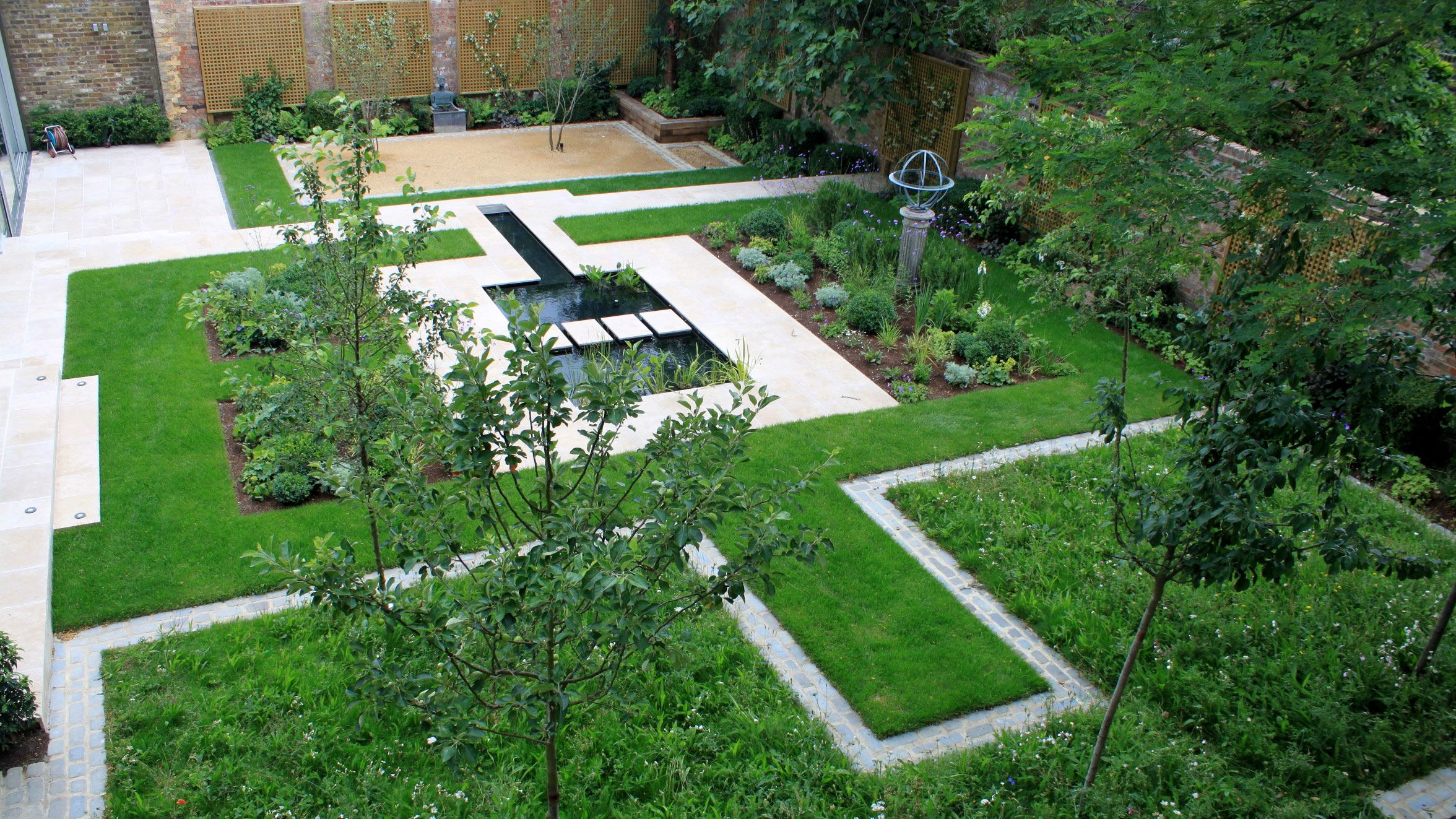 5 ideas for walled backyards to inspire from this small urban plot