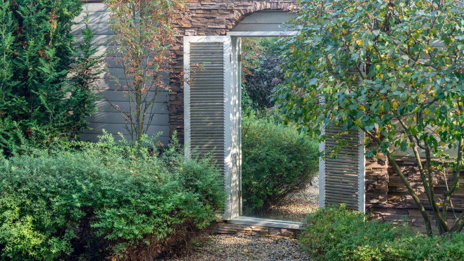 Outdoor mirror ideas: 5 expert ways to open up your yard