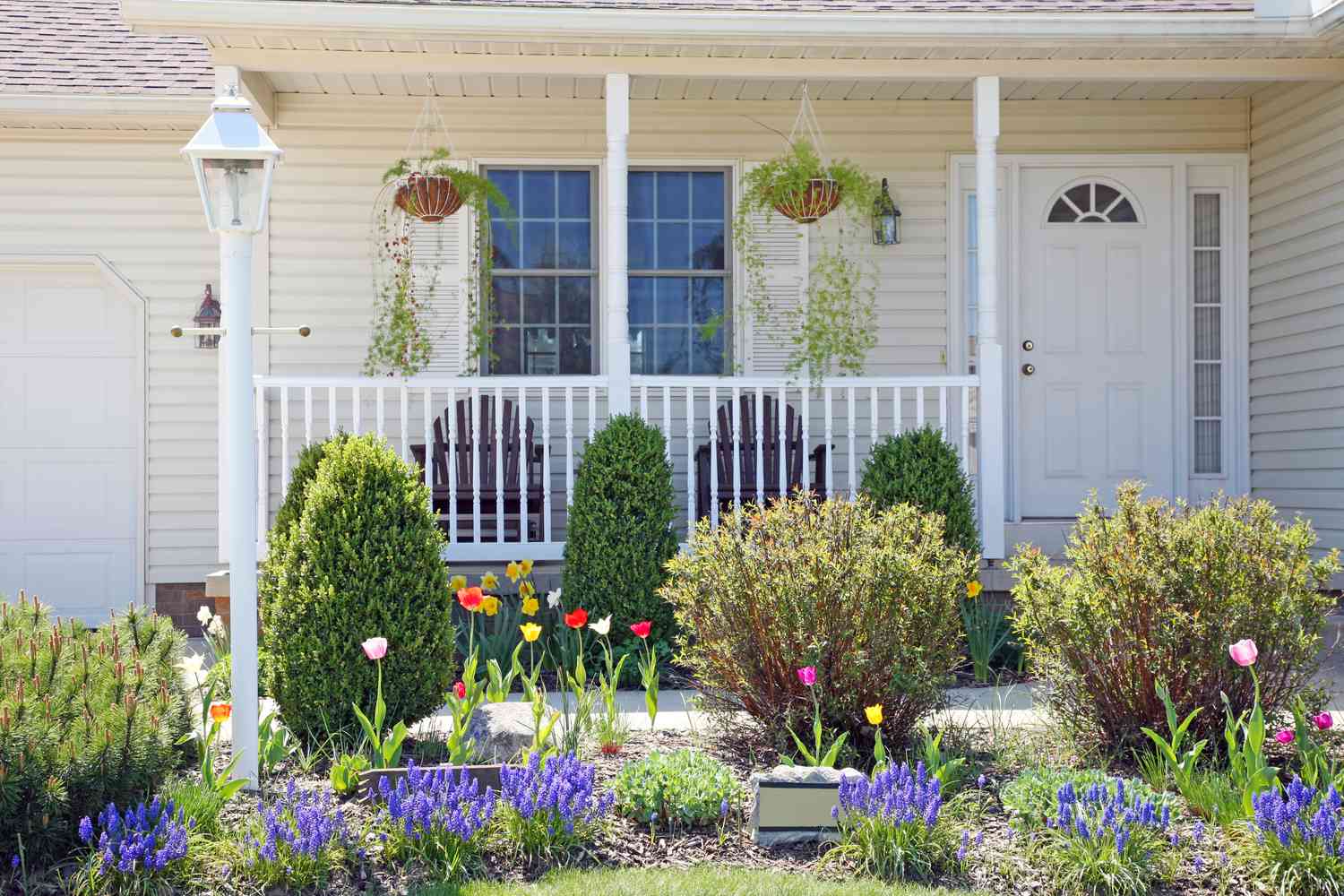 10 Small Front Yard Landscaping Ideas That Make a Big Impact, According to Designers