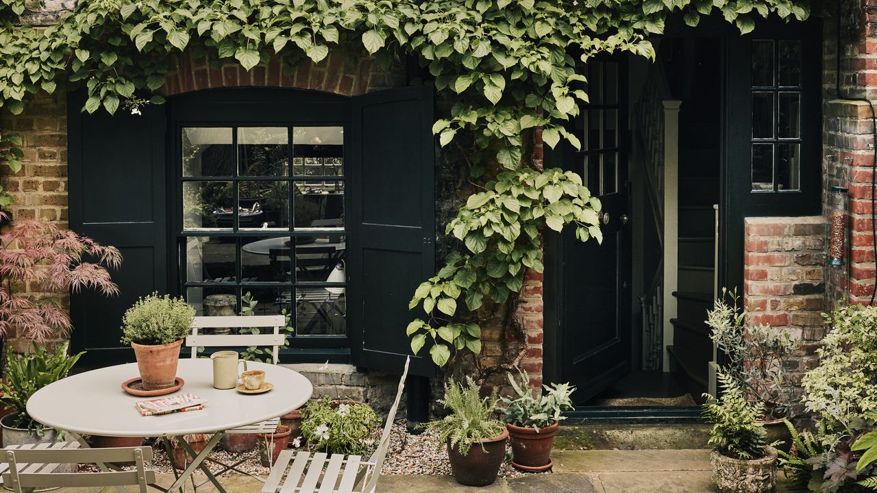 Courtyard garden ideas: how to design an elegant courtyard space