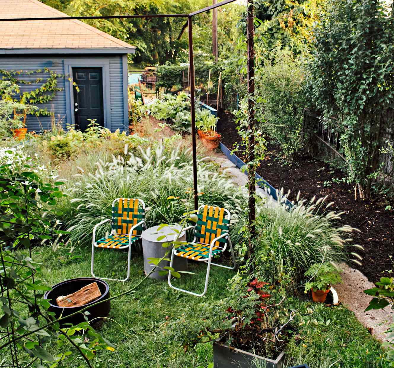 Botanical Artist Lisa Waud’s Small Detroit Backyard is a Lesson in Urban Serenity