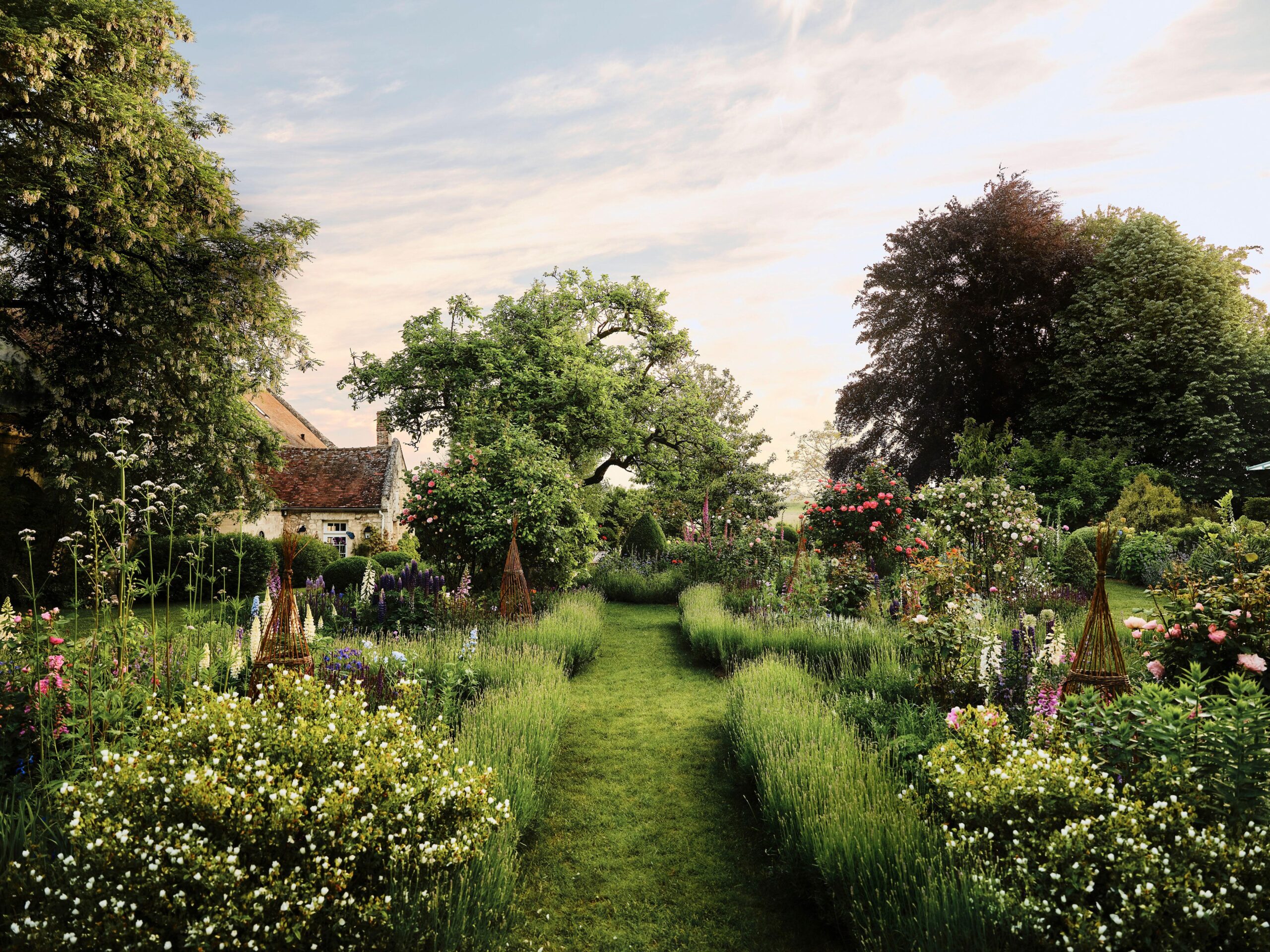 5 Design Ideas to Steal from a French Style Icon for an Effortlessly Beautiful Garden