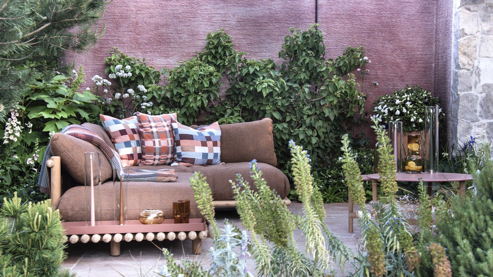 Best plants for small backyards: 7 striking species