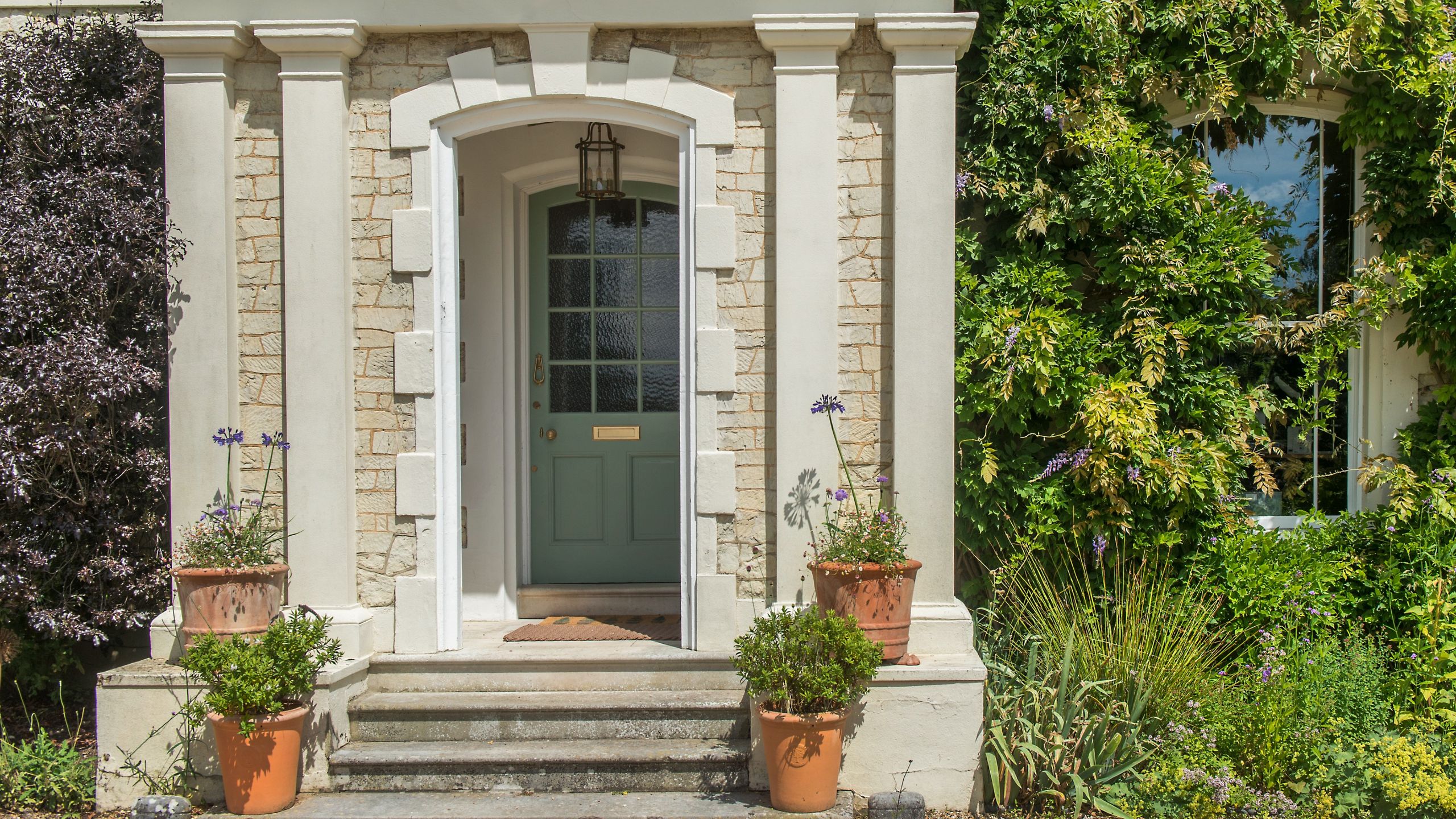 15 small front porch ideas for a stylish and welcoming look