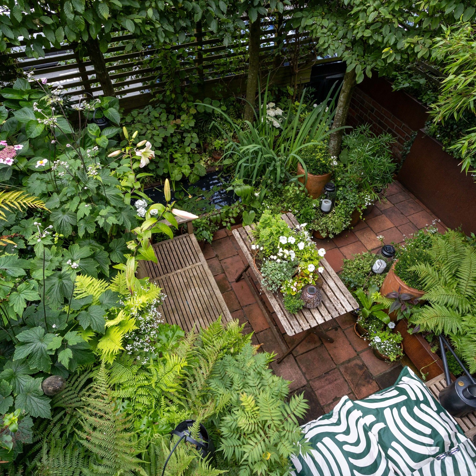 This tiny garden uses genius space-saving ideas toโฆ